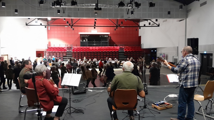 Le Groupe Trad anime le fest-noz du Téléthon à l'Ellipse de Moëlan